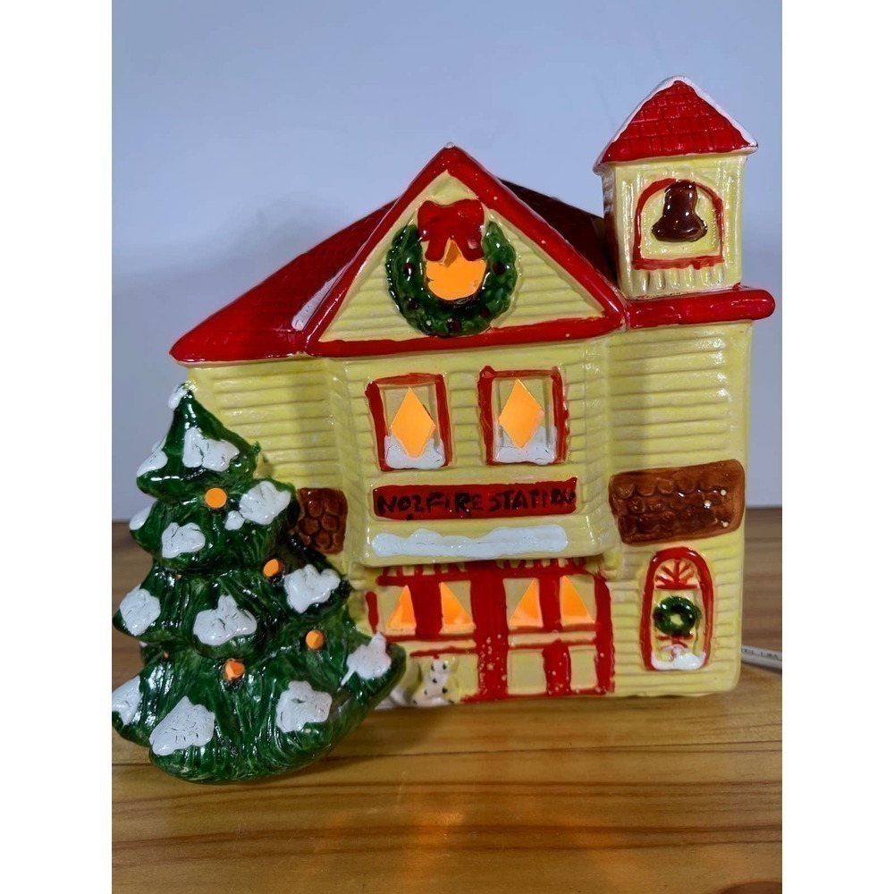 𝅺VINTAGE Christmas Village Fire Station Ceramic Lighted Building Mann Taiwan